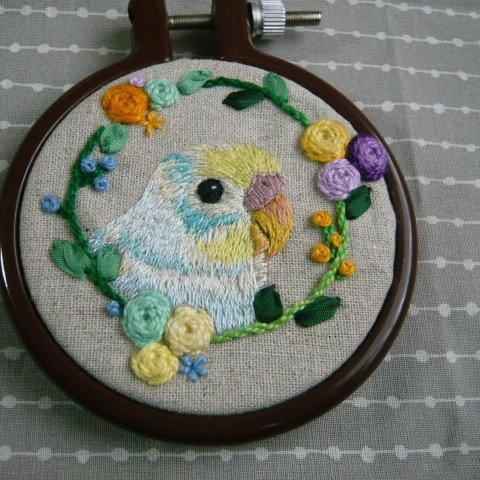 刺繍枠　飾り　セキセイインコ 　手刺繍