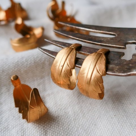 真鍮フープパーツ［アメリカ製］＊2個＊アンティーク調　羽　フェザー　ブラス  / Raw brass jewelry making supplies