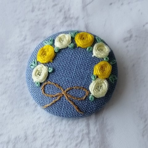 手刺繍　黄バラのリース　 ヘアゴム or  ブローチ