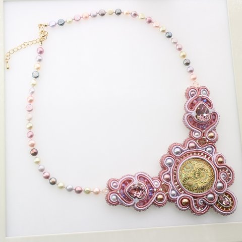 【Camila-カミラ-】 soutache（ソウタシエ）ネックレス［チェコガラスボタン　ゴールド、ピンク系］