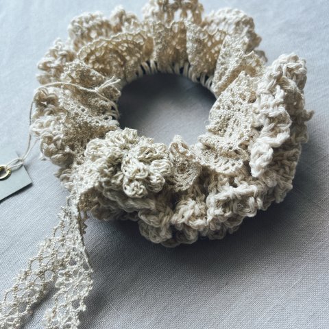 ホワイト ダブルフリルの手編みシュシュ
