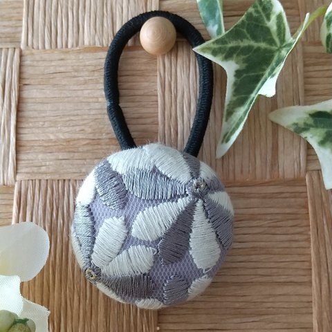 インド刺繍リボン くるみボタン ヘアゴム ＊大きなお花すみれ色＊