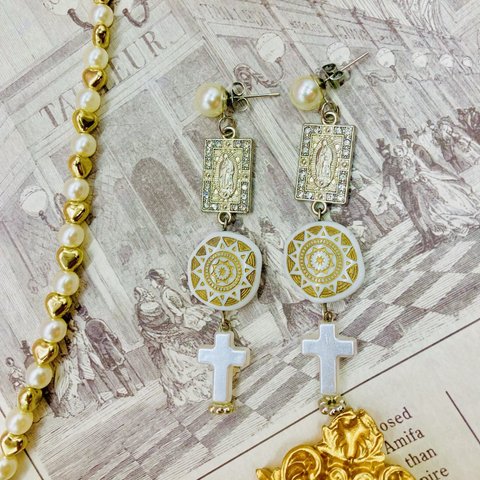 [半額SALE ]白い祈り ピアス