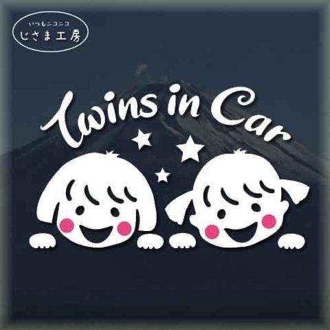 可愛い双子の女の子たち『Ｔwins　㏌　Car』かわいいお顔のステッカー。