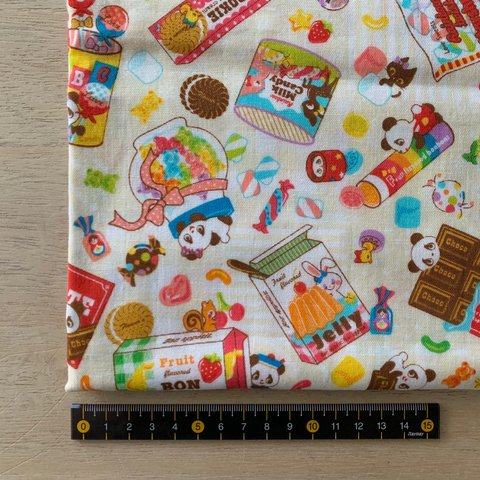 《送料込み》＊ ダブルガーゼ ＊かわいいおやつ🍬柄＊52×24☆クリーム色系☆