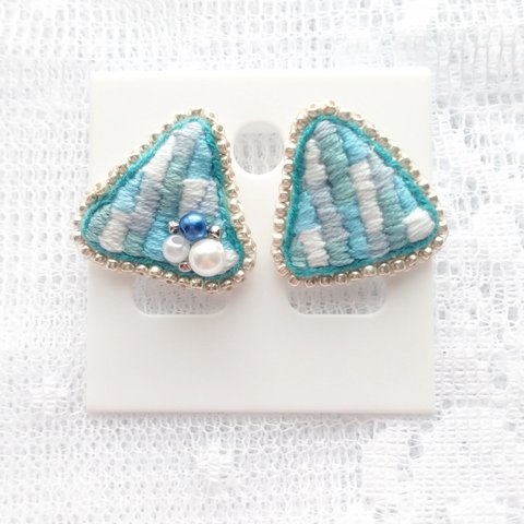 空色ミックスカラーの三角刺繍ピアス【イヤリング変更可】