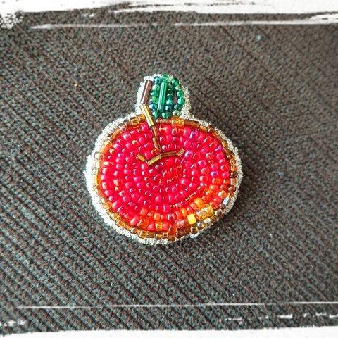 林檎🍎赤 ビーズ刺繍ブローチ⭐金色縁取