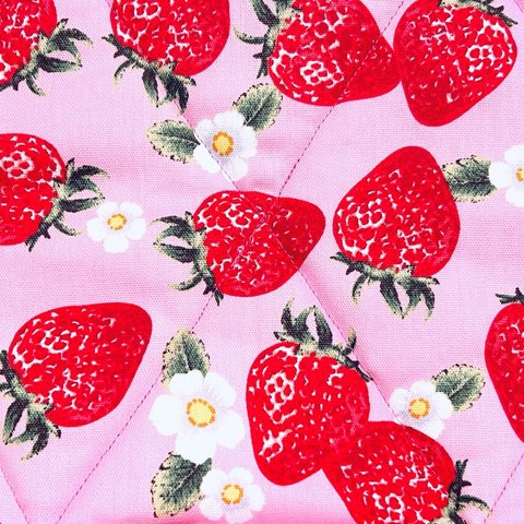 ※うさぎのお布団クッション 。赤いいちご🍓ピンク色の生地。大きさは、約30×48cmです。