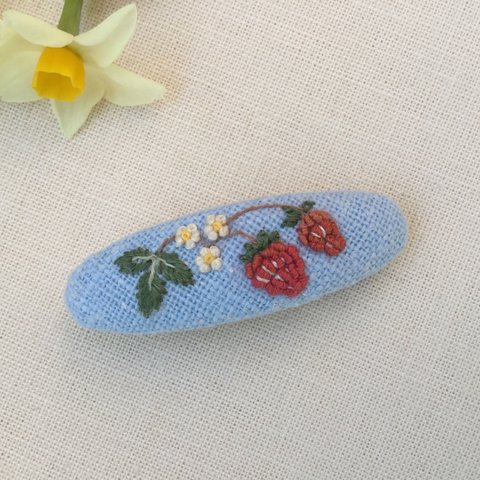 ミニ刺繍バレッタ 6×2 苺(水色)