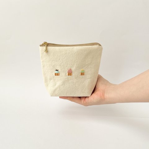 ◇ カップケーキ ◇ ミニポーチ(マチあり) ◇ 小さめ ◇ 手刺繍 ◇