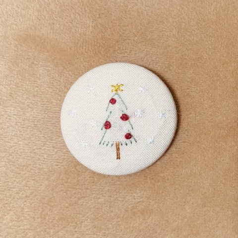 クリスマスツリーの刺繍ブローチ