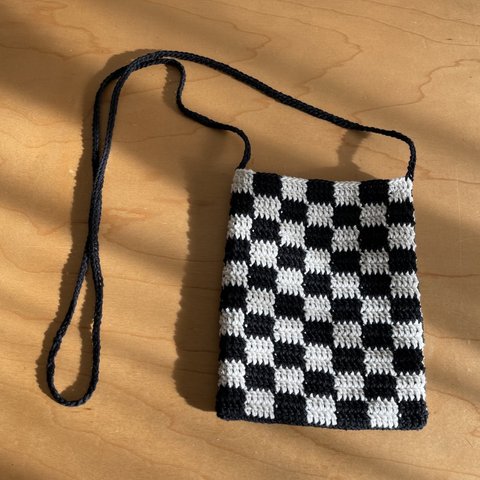 チェッカー × ブラック　手編みのショルダーバッグ