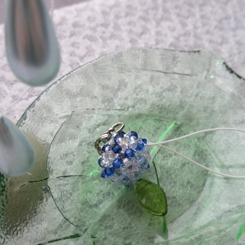 スワロフスキーの紫陽花玉ストラップ　藍