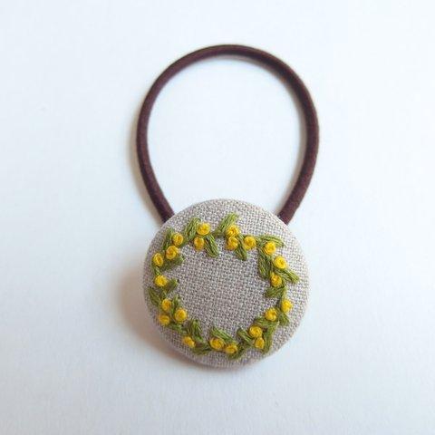 フラワーリース＊手刺繍のくるみボタンヘアゴム