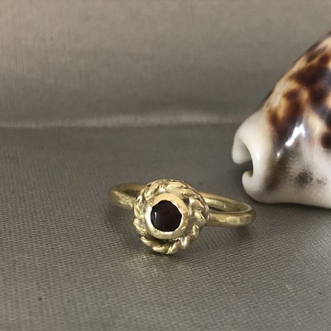ガーネットと真鍮の指輪(ネジネジ)
