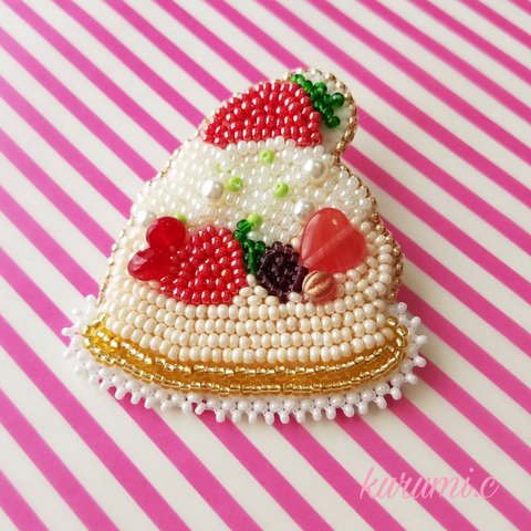 苺のショートケーキのビーズ刺繍ブローチ