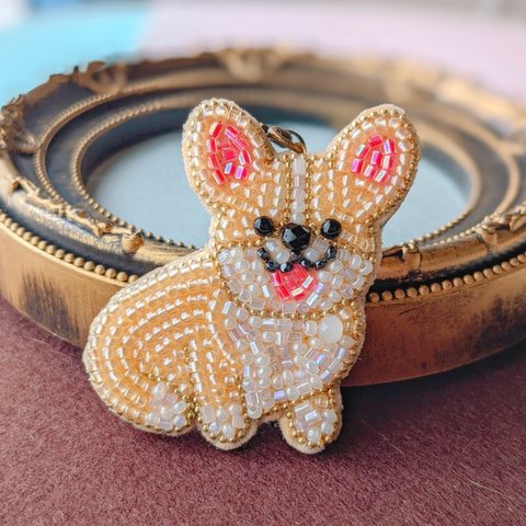 【再販】おすわりわんこ  コーギー  ビーズ刺繍ブローチ