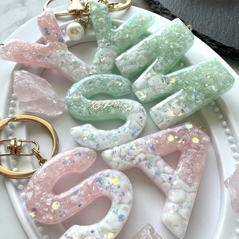 milky color♡レジンイニシャルキーホルダー