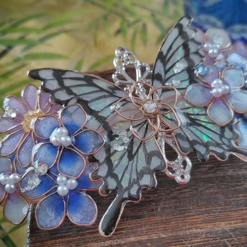 秋の花と白螺鈿風の蝶バレッタ（hair ornaments of butterfly and flowe〜Moon robe and blue flower〜）