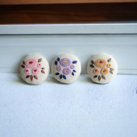 お菓子 な カラー　刺繍 花 の くるみボタンブローチ