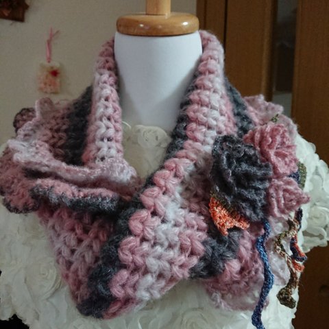 ハート編みのふんわりスヌードと薔薇のコサージュ ピンク系