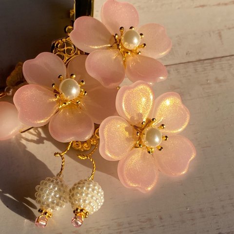 硝子桜のヘアクリップ 桜吹雪 蝶々付き パール風ピンク色