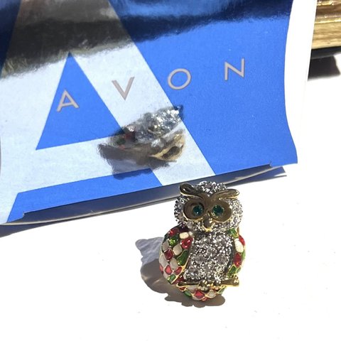 0985 AVON 幸運梟　フクロウビジューピンブローチ　アクセ　ヴィンテージ　アンティーク  クラシカル　大ぶり　ナチュラル　結婚式　ブライダルビーズ　カゴバッグ  ストール　happy motif