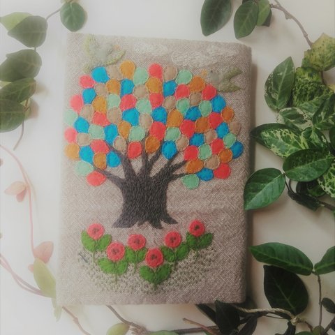 木と花と鳥の刺繍ブックカバー