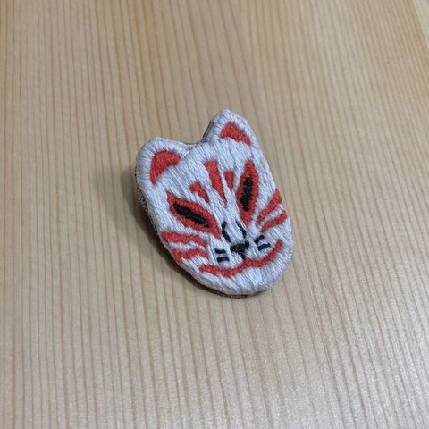 狐面の刺繍ブローチ