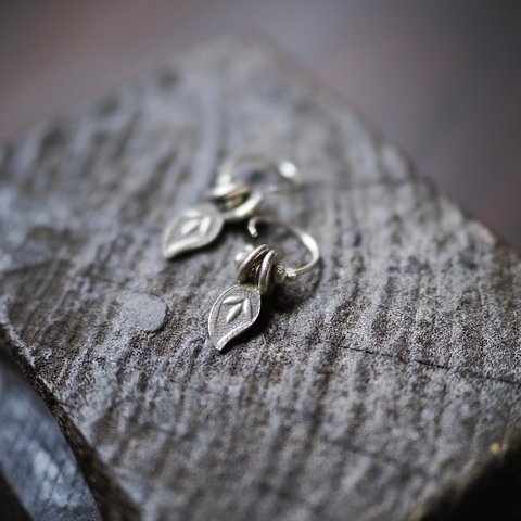 -Leaf charm- circle pierce