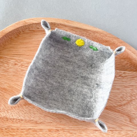 刺繍フェルトトレー｜小物が主役になれる♪たんぽぽが寄り添う小物置き