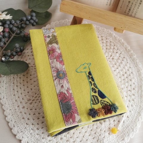 手刺繍のブックカバー/キリン