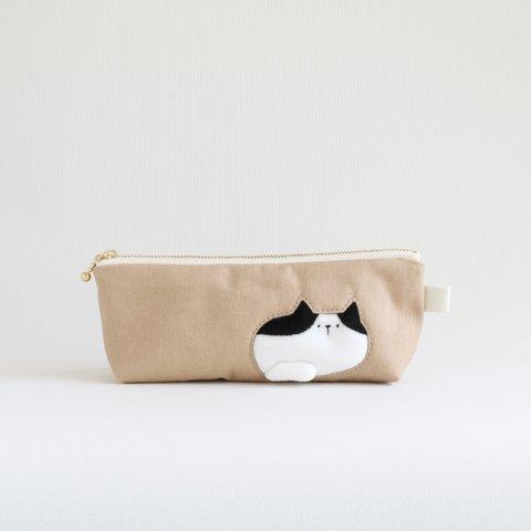 ペンケースで一休みする猫のペンケース(白×黒猫　ベージュ)