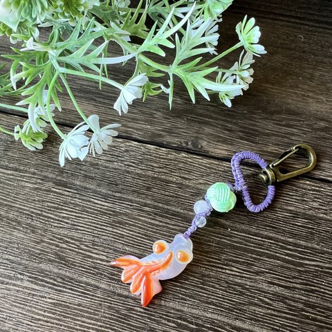 縁起の良いめのう金魚キーホルダー:バイオレット - Carnelian Goldfish Keychain