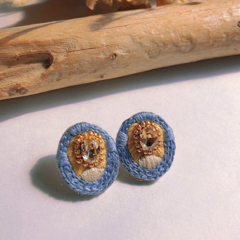 おもちゃの宝石　刺繍イヤリング　ピアス