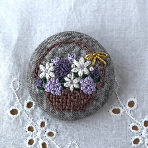 紫色のフラワーバスケット　刺繍ブローチ