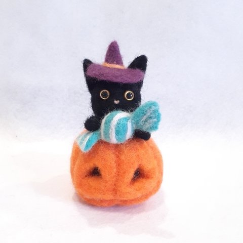 【訳あり価格】羊毛フェルトのハロウィン飾り　カボチャに入る黒猫ちゃん