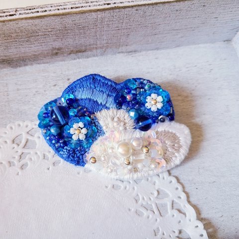 冬の雪のキラキラ＊白い葉っぱと青いお花の刺繍ブローチ＊ビーズとスパンコール