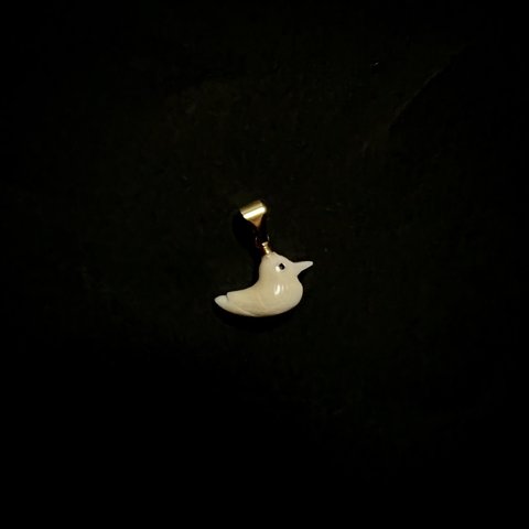 【SALE】鯨歯 小鳥のペンダント 片面彫り