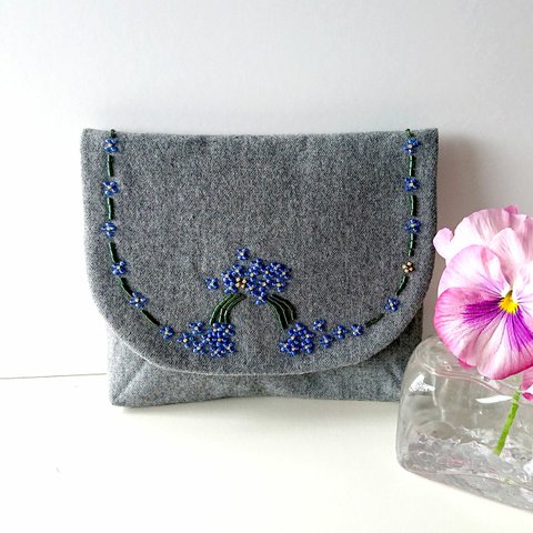 可愛いブルーの花束のビーズ刺繍のボタン付きポーチ。