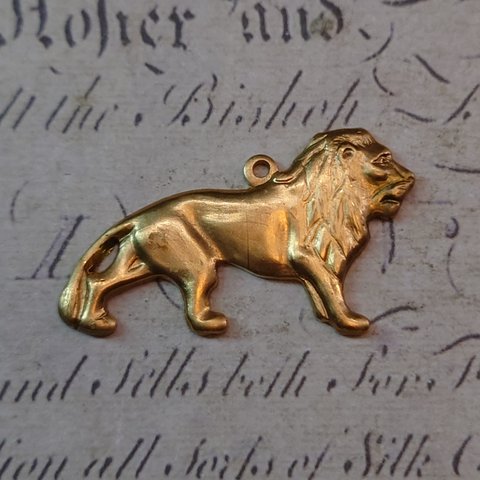 BEHOLD− 真鍮製  ライオン 右向き 2個 獅子 アメリカ製 パーツ チャーム スタンピング ヴィンテージ風
