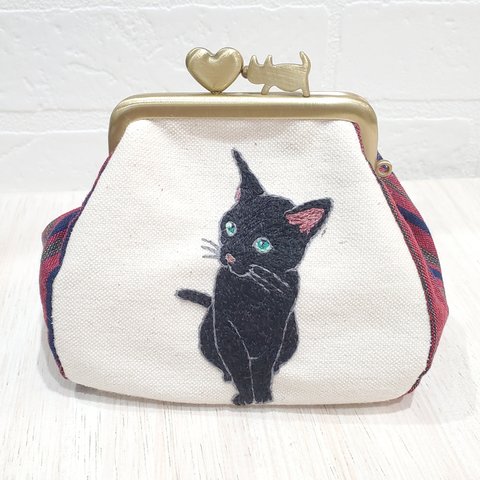 【再販】ねこの手刺繍小さながま口　黒猫👛