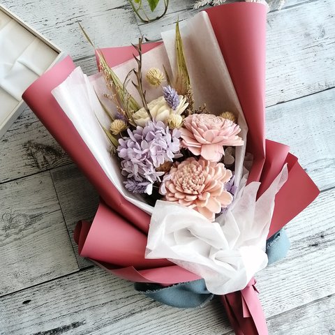 【ピンク】ドライフラワーとソラフラワーの花束スワッグ　壁掛けインテリア　玄関飾り　母の日　誕生日　退職　卒業　お祝い