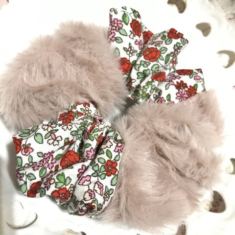 💓sale300円💓ファーとコラボ❤︎ミニばら🌹プレーンシュシュ✨（レッド×くすみピンクファー）