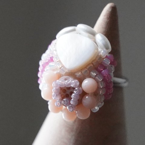おゃべりな指輪7 フリーサイズ　ビーズ刺繍のリング　シェル　ホワイト　ピンク