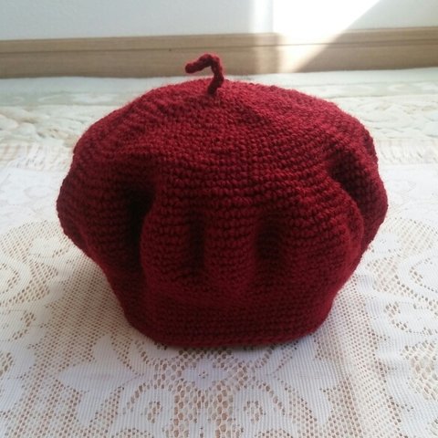 毛糸の手編み帽子(ワインレッド)