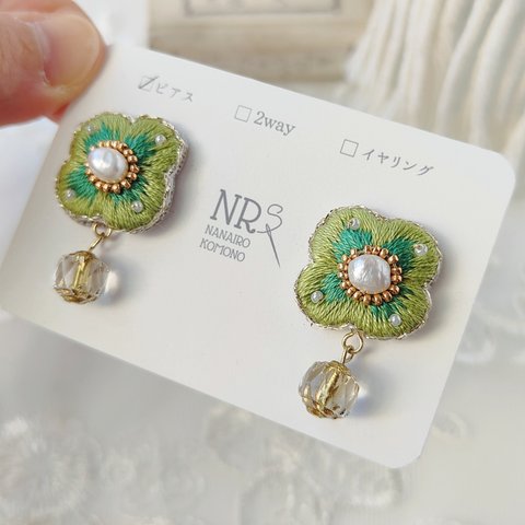 【ピアス】花刺繍　淡水パール　アレルギー対応　黄緑