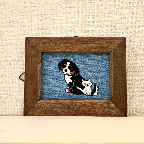 《バーニーズ・マウンテン・ドッグ ＆ 白猫》手刺繍  ミニ額