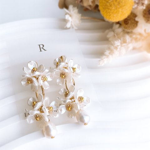 白い小花と淡水パールのピアス  イヤリング チタン 樹脂 貼るピアス