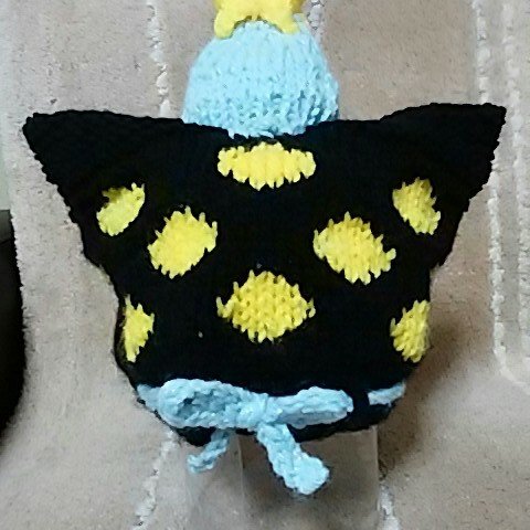 水玉模様の帽子（黒ｘ黄色ｘ水色）
